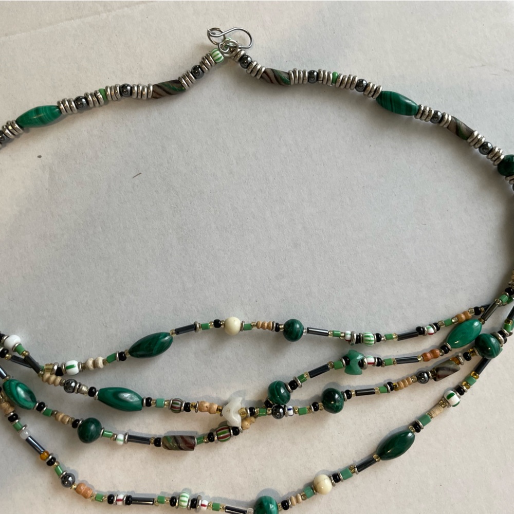 Beautiful Malachite Stone and Bead multi strand necklace. - Picture 2 of 4